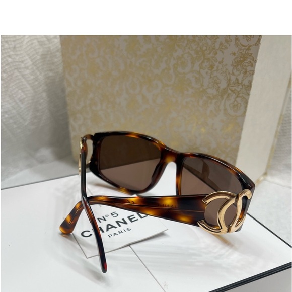 Authentic Beautiful CHANEL COCO MARK SUNGLASSES - Picture 6 of 9